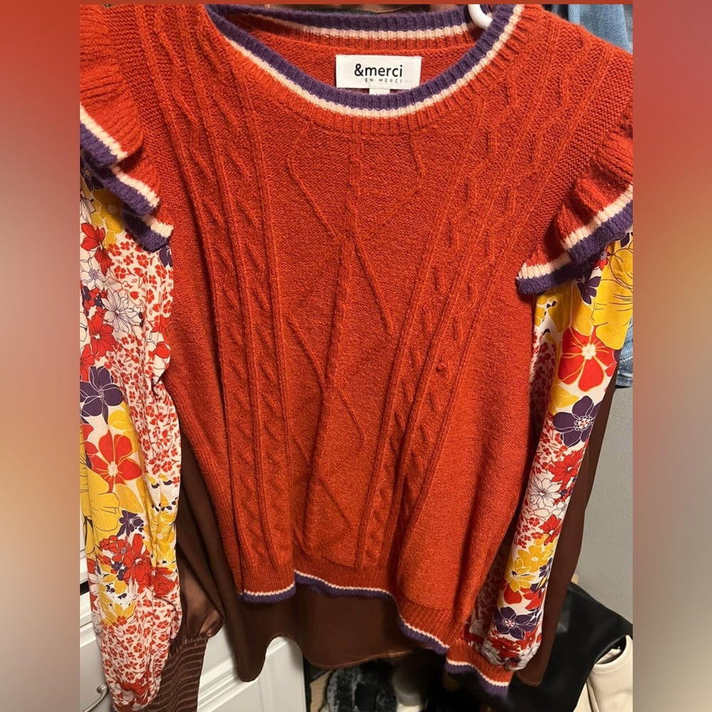 Floral sweater w ruffles.